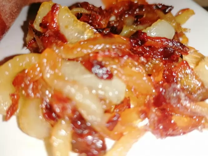 Töltött batáta karamellizált hagymával