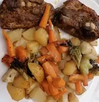 Sült oldalas gazdag zöldségágyon Reg-enorosan.