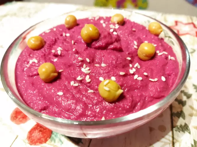 Céklás hummusz
