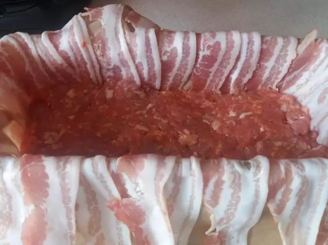 Baconba göngyölt töltött fasírt