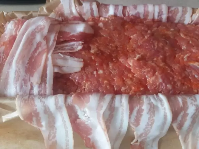 Baconba göngyölt töltött fasírt