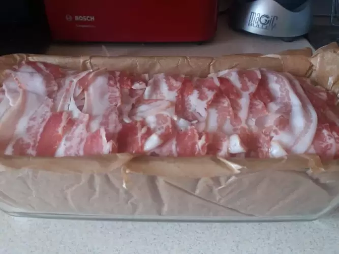 Baconba göngyölt töltött fasírt