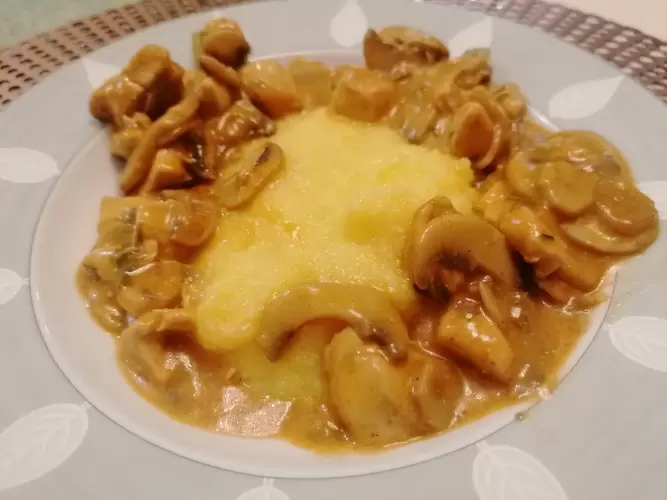 Mămăligă cu sos de pui și ciuperci /fără lactoză