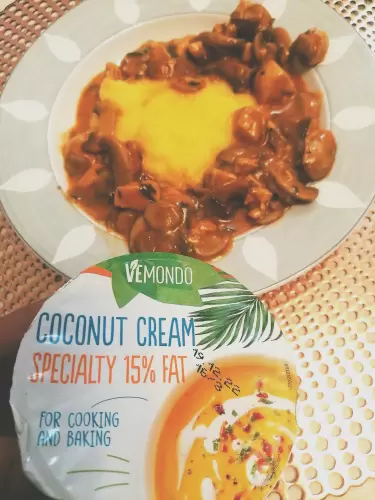 Mămăligă cu sos de pui și ciuperci /fără lactoză