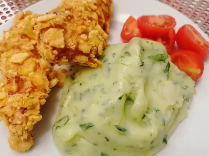 Crispy din piept de pui și piure de țelină cu spanac și pătrunjel /cură de slăbire