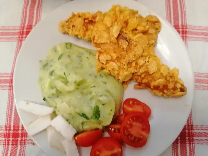 Crispy din piept de pui și piure de țelină cu spanac și pătrunjel /cură de slăbire