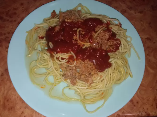 Parasztcsorba és bolognai spagetti házi kecsappal és darálthússal