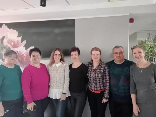 A te munkahelyeden is ennyien mosolyognak??!