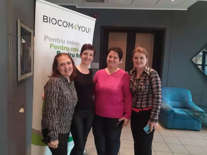 A te munkahelyeden is ennyien mosolyognak??!