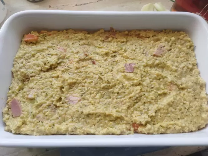 Brokkolis-sonkás köles szelet