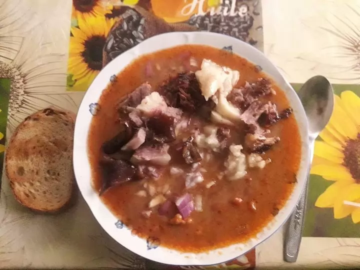 Füstölt csülkös-bableves persze lilahagymával .