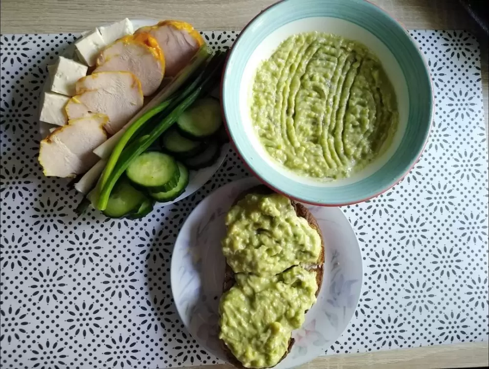 Un mic dejun gustos și sănătos pentru dieta Slim40: Cremă de avocado