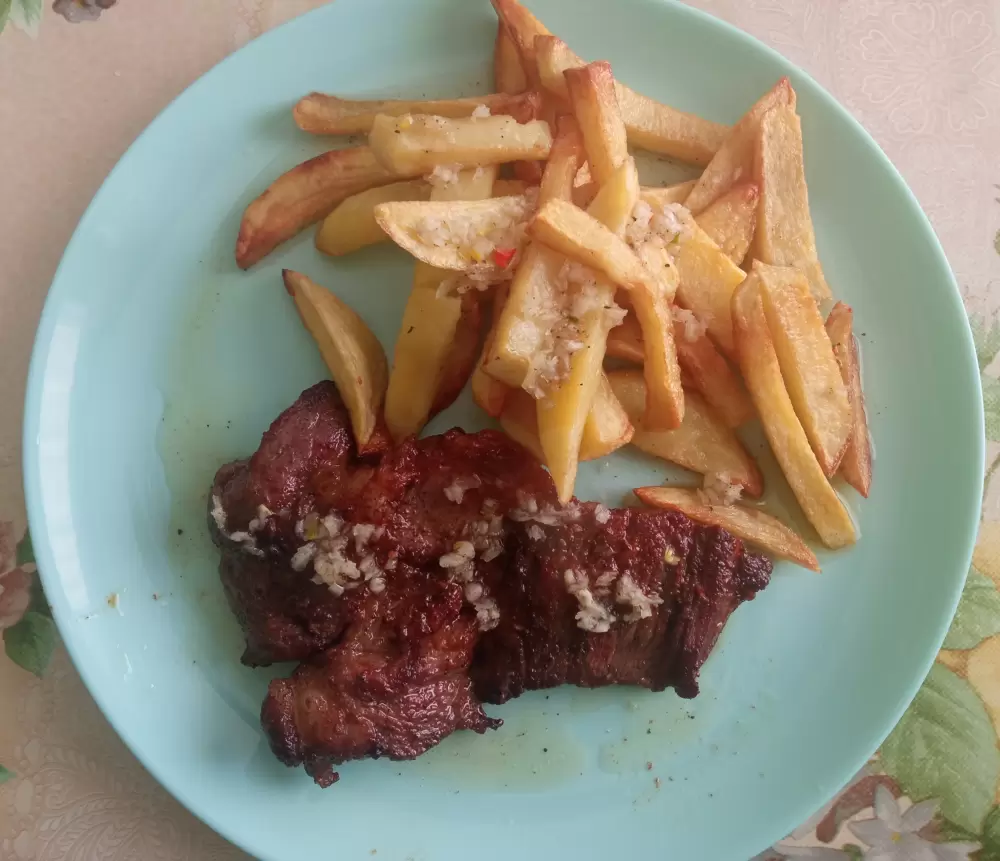 Grillezett tarja zsírban sűlt krumplival, fokhagymaszósszal(muzsdjéval)😋