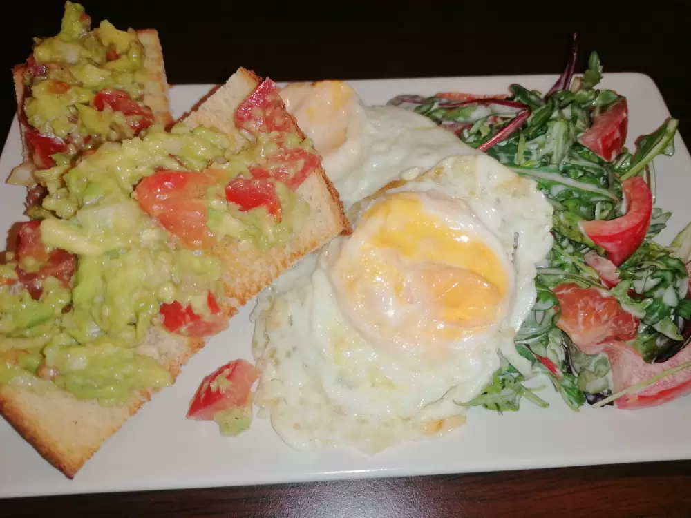 Slim 40 reggeli / Tükörtojás salátaágyon, avokádó krém pirított kenyeren