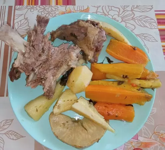 Húslevesből a zöldségek és főtt husi tökéletes vacsorára is, ha épp regenorozunk 😉