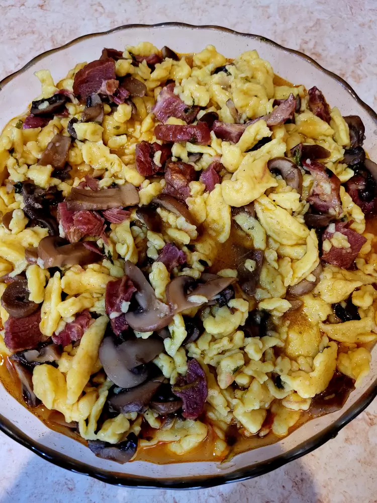 Füstölt tarja gombával és kurkumás petrezselymes nokedlivel