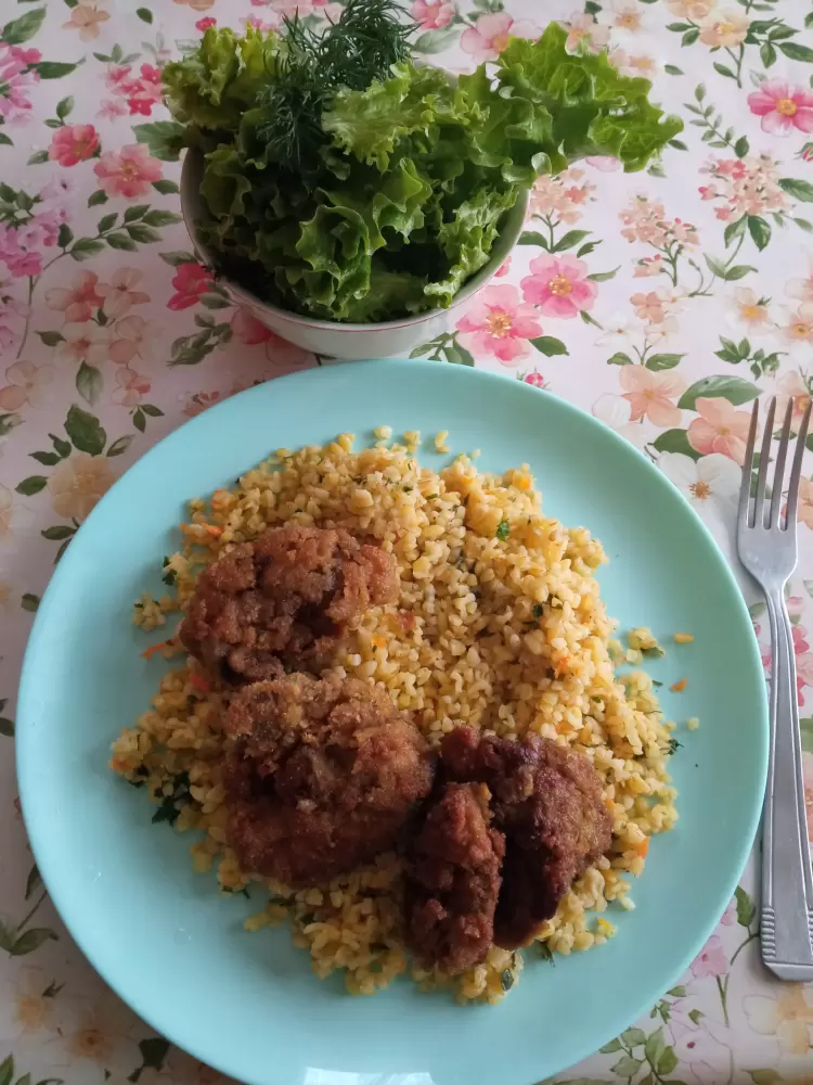 Zöldséges bulgur és rántott csirkemáj